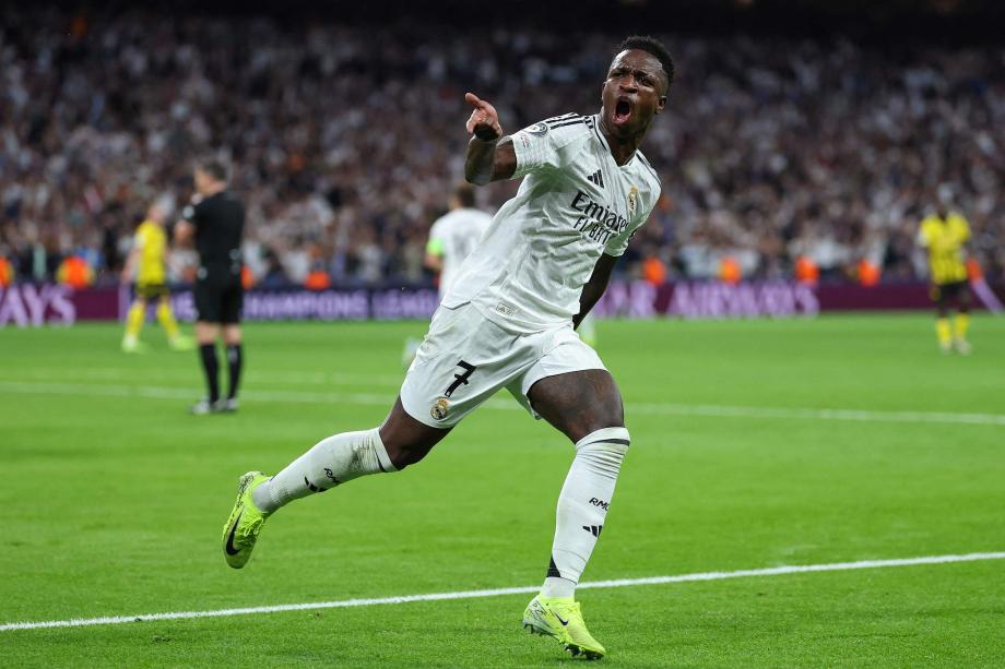 解说员：当年内维尔和我一起解说，托雷斯进球时他发出了怪声（解说员回忆：与内维尔同台时，托雷斯破门他突然发出怪叫）