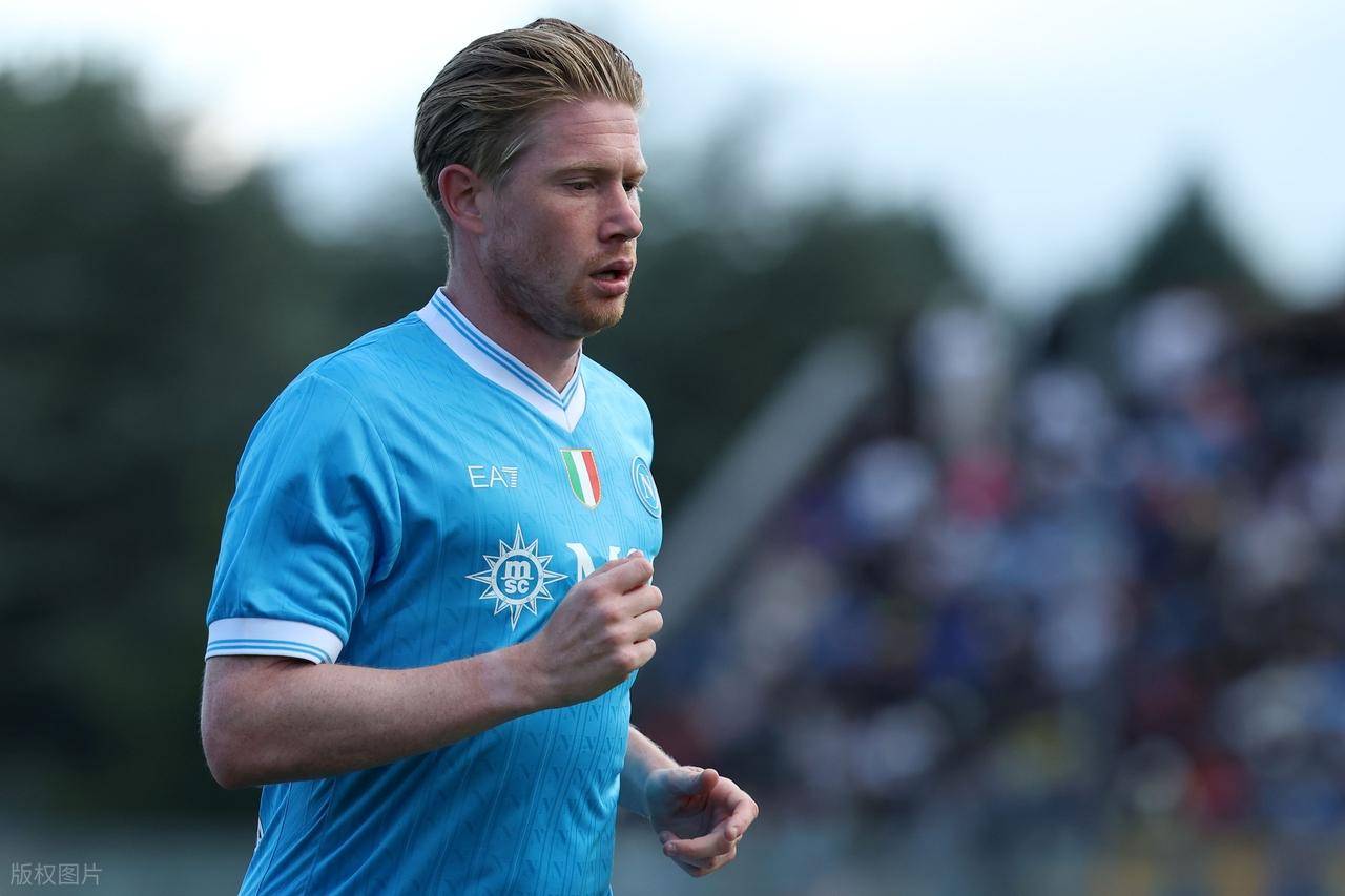 大罗与阿尔卡拉斯切磋网球，还赠送其签名巴西球衣（大罗与阿尔卡拉斯网球过招，亲赠签名巴西队球衣）