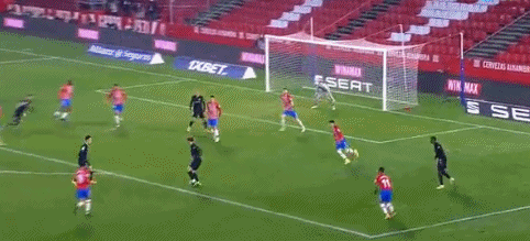 欧文突破防守助攻制胜（欧文强突撕裂防线送出制胜助攻）