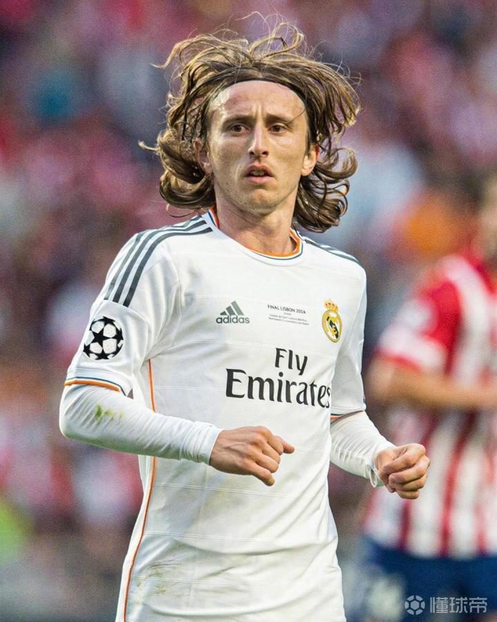 TA：皇马寻求引进后卫和中场；他们愿听取对罗德里戈的报价（TA：皇马寻求补强后卫与中场，同时对罗德里戈报价持开放态度）