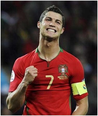 亚马尔父亲比赛中多次挑衅贝蒂斯球迷，最终被安保带走（亚马尔父亲在比赛中屡次挑衅贝蒂斯球迷，最终被安保人员带离现场）