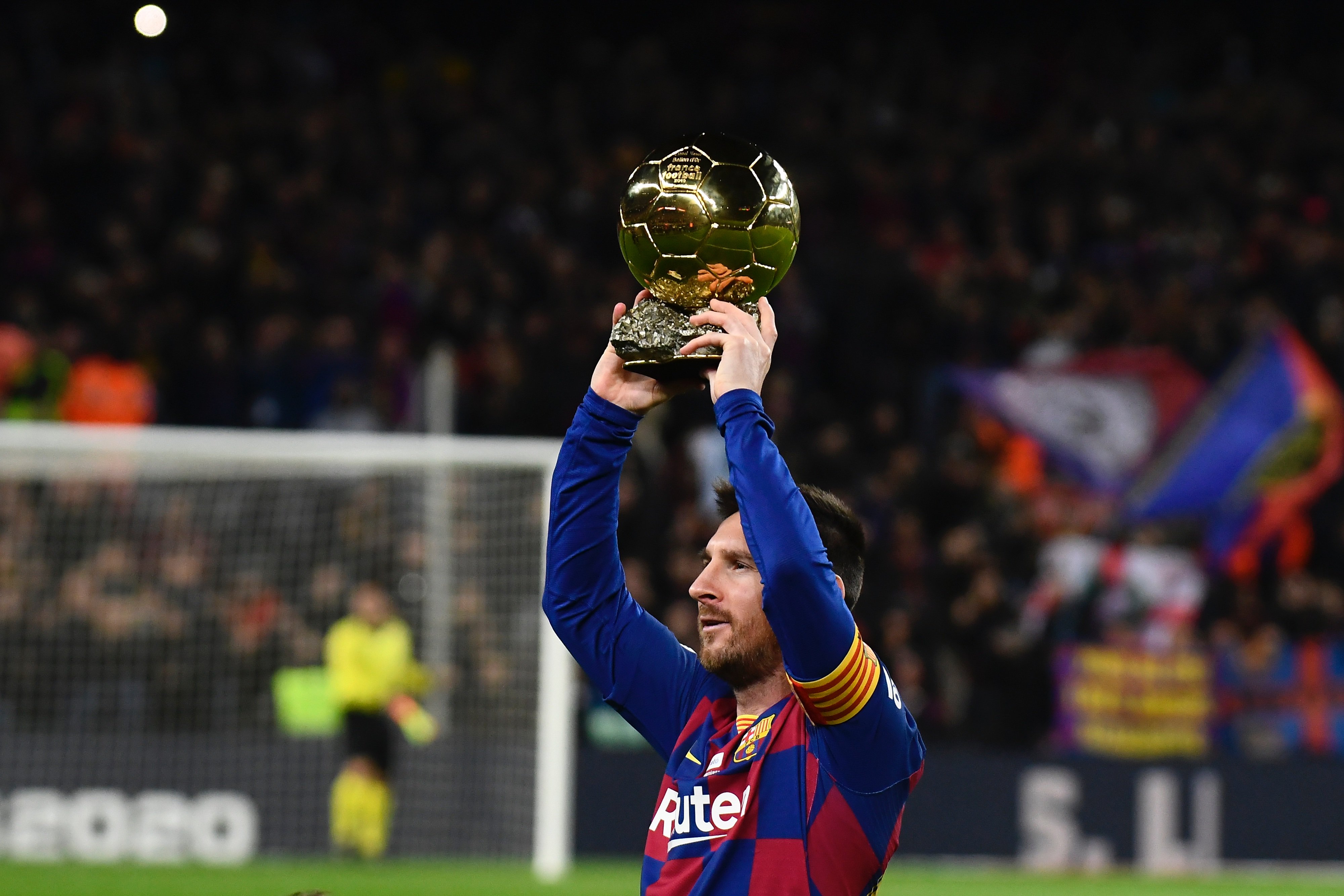 火箭以117：98大胜太阳，杜兰特28分，阿门31分，史密斯16分，全队十胜五负，西部第三。（火箭117-98击败太阳：阿门31分、杜兰特28分、史密斯16分，战绩10胜5负，西部第三）