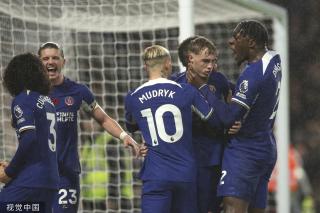 NBA：勇士险胜小牛 库里关键三分救主（库里末节关键三分力挽狂澜 勇士险胜小牛）