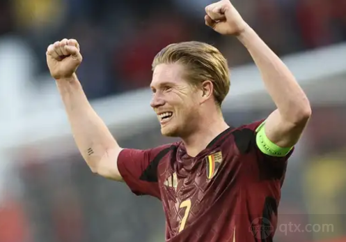 球迷：这球不进都对不起场地（球迷感叹：不进都对不起这草皮）